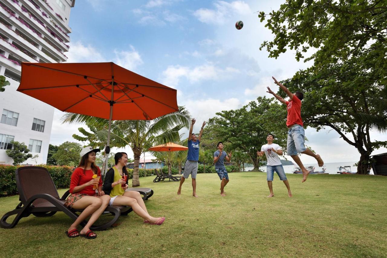 Lexis Suites Penang Bayan Lepas Kültér fotó The lawn at the beach resort