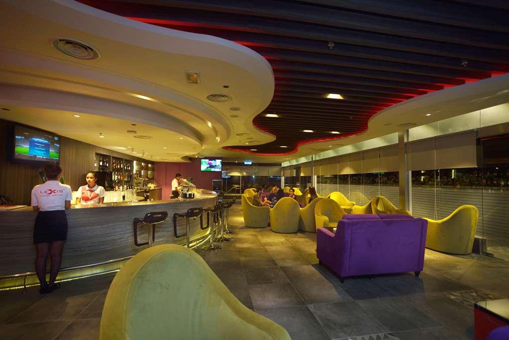 Lexis Suites Penang Bayan Lepas Kültér fotó The interior of the lounge