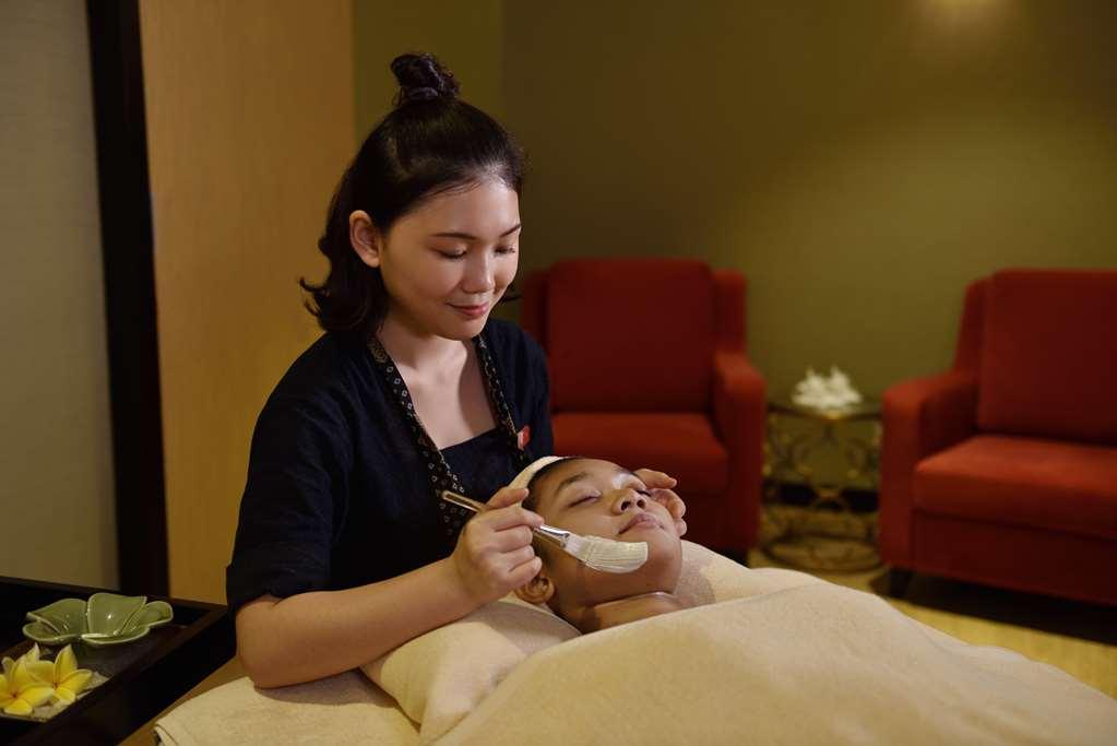Lexis Suites Penang Bayan Lepas Kültér fotó A woman receiving a facial treatment