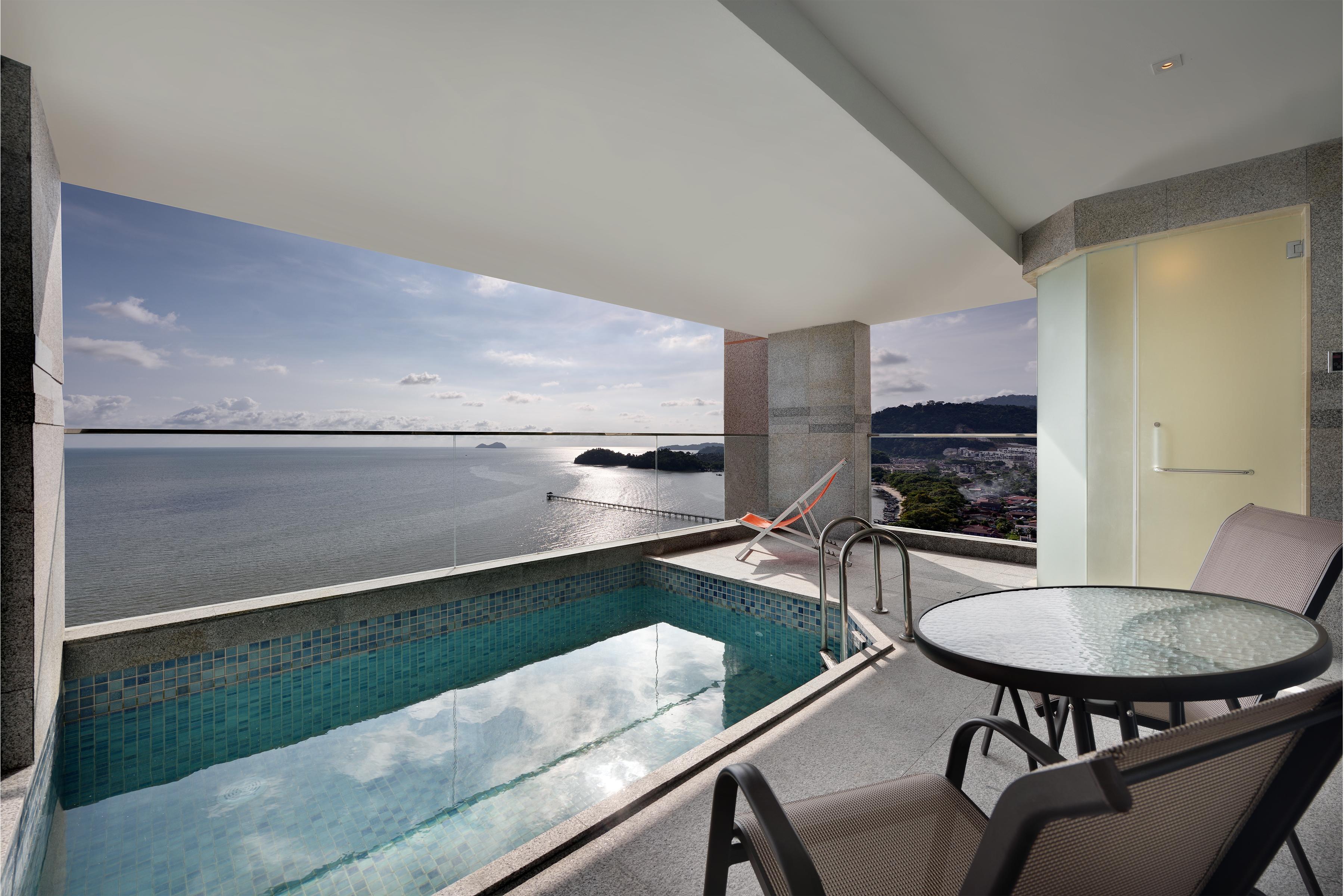 Lexis Suites Penang Bayan Lepas Kültér fotó A view of the ocean from a hotel room at the resort