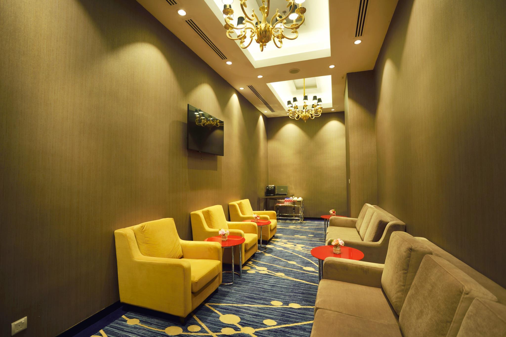 Lexis Suites Penang Bayan Lepas Kültér fotó The lounge at the airport