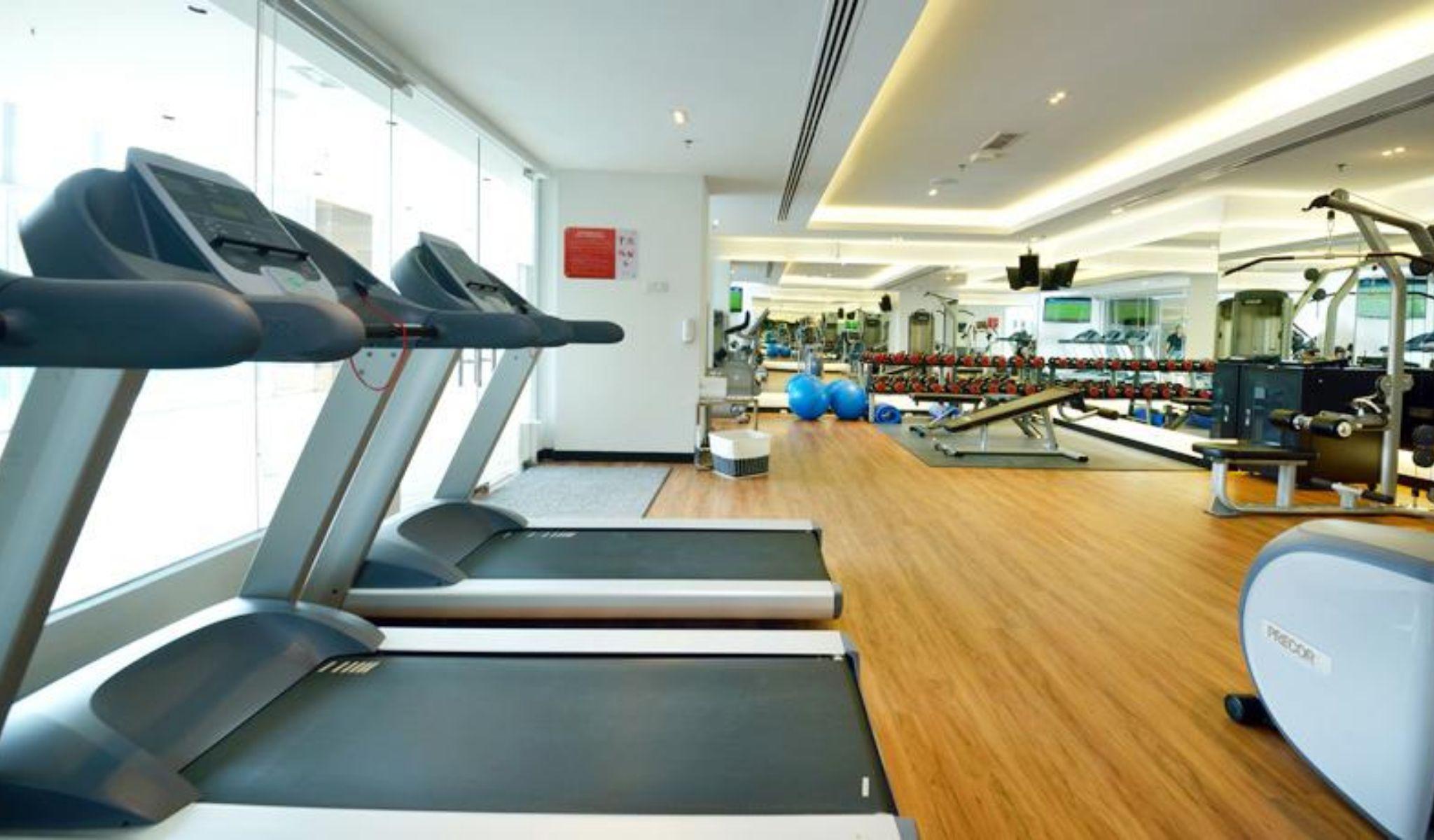 Lexis Suites Penang Bayan Lepas Kültér fotó A gym in a hotel