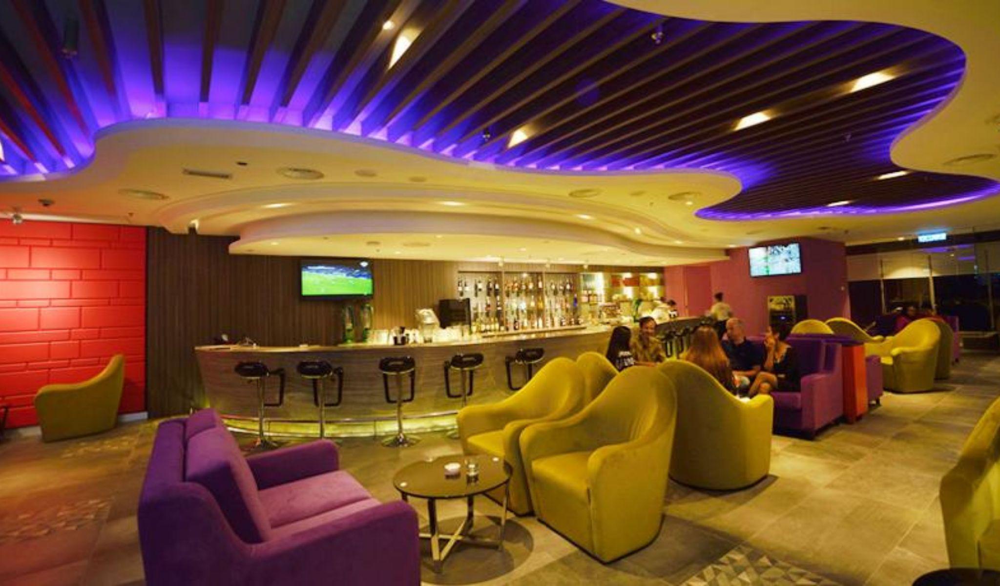 Lexis Suites Penang Bayan Lepas Kültér fotó The lounge at the airport