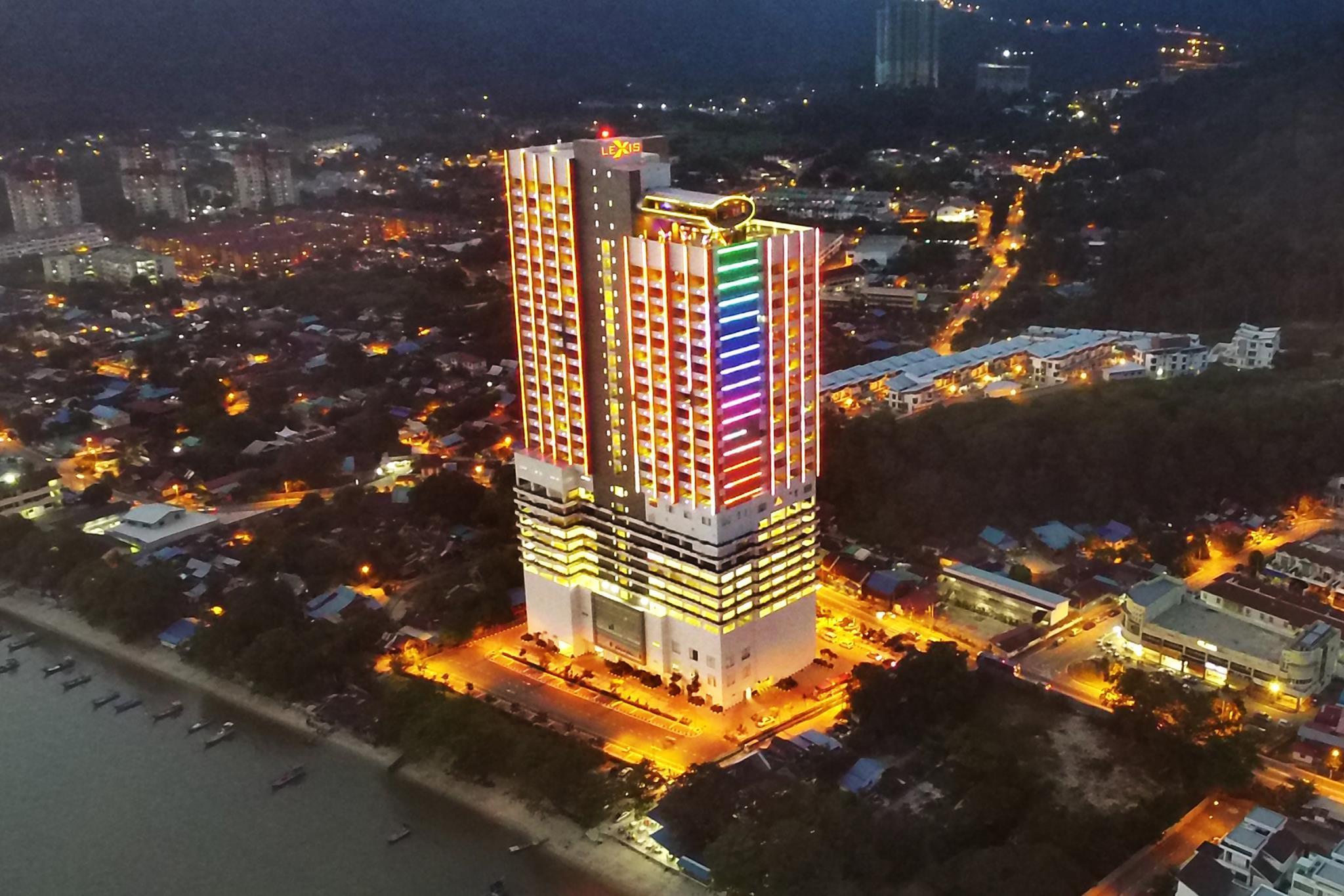 Lexis Suites Penang Bayan Lepas Kültér fotó The hotel at night