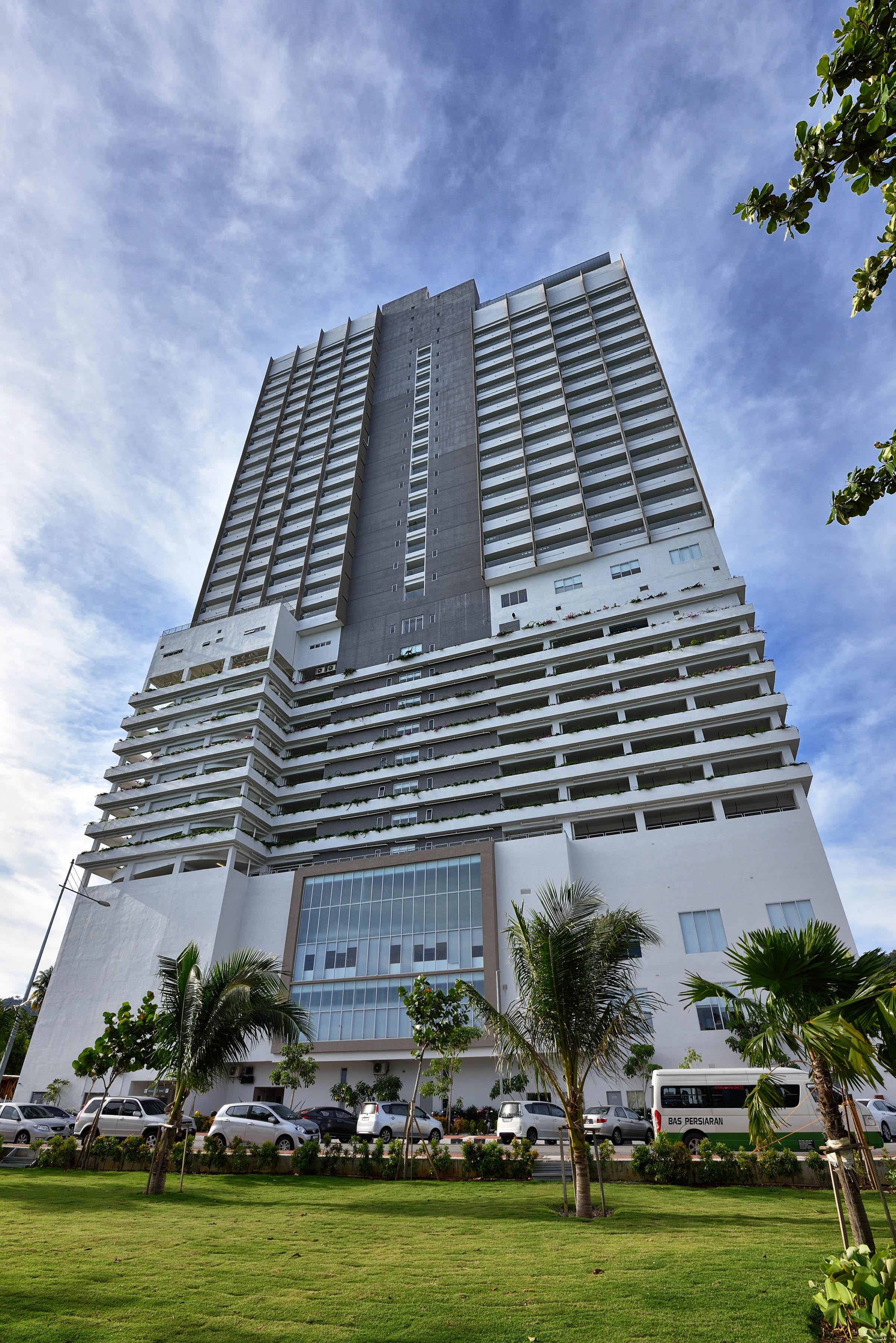 Lexis Suites Penang Bayan Lepas Kültér fotó The building in 2019