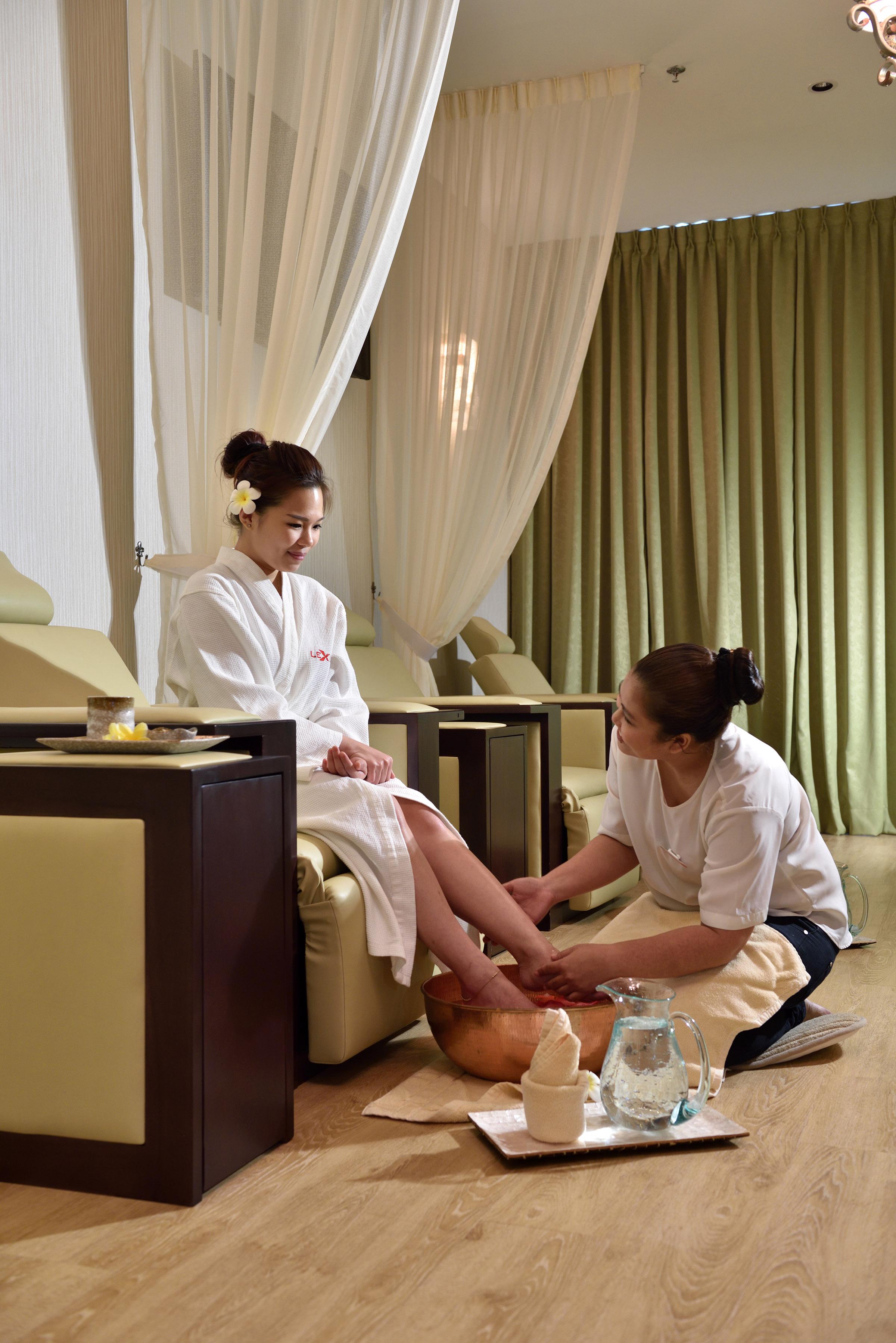 Lexis Suites Penang Bayan Lepas Kültér fotó A foot massage