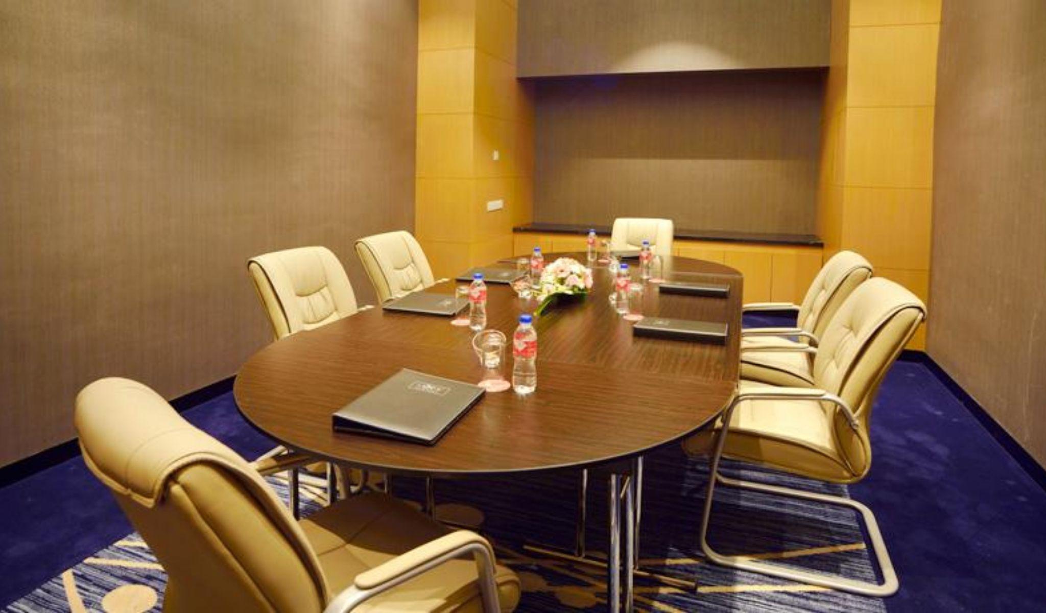 Lexis Suites Penang Bayan Lepas Kültér fotó A meeting room