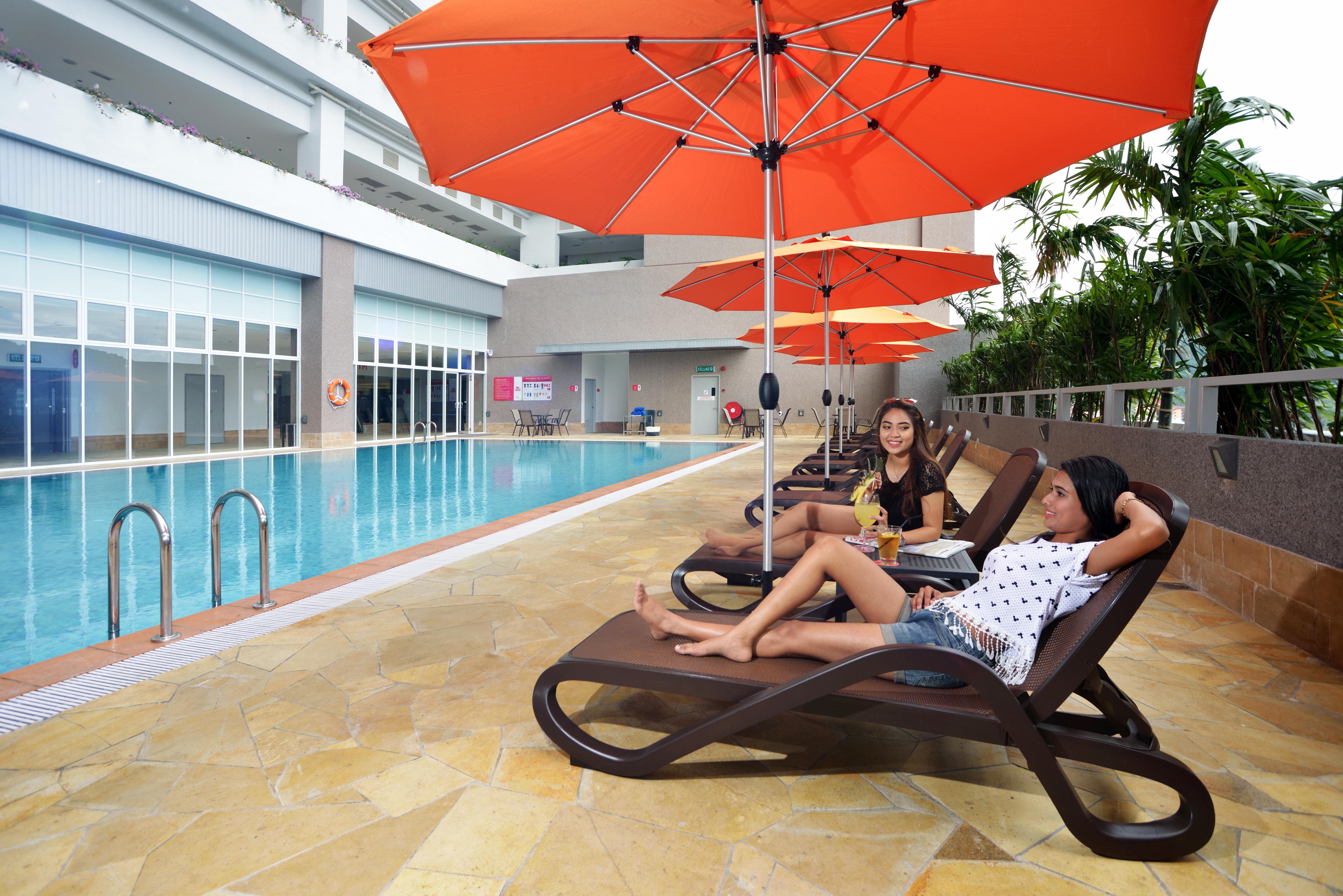 Lexis Suites Penang Bayan Lepas Kültér fotó Pool at the hotel