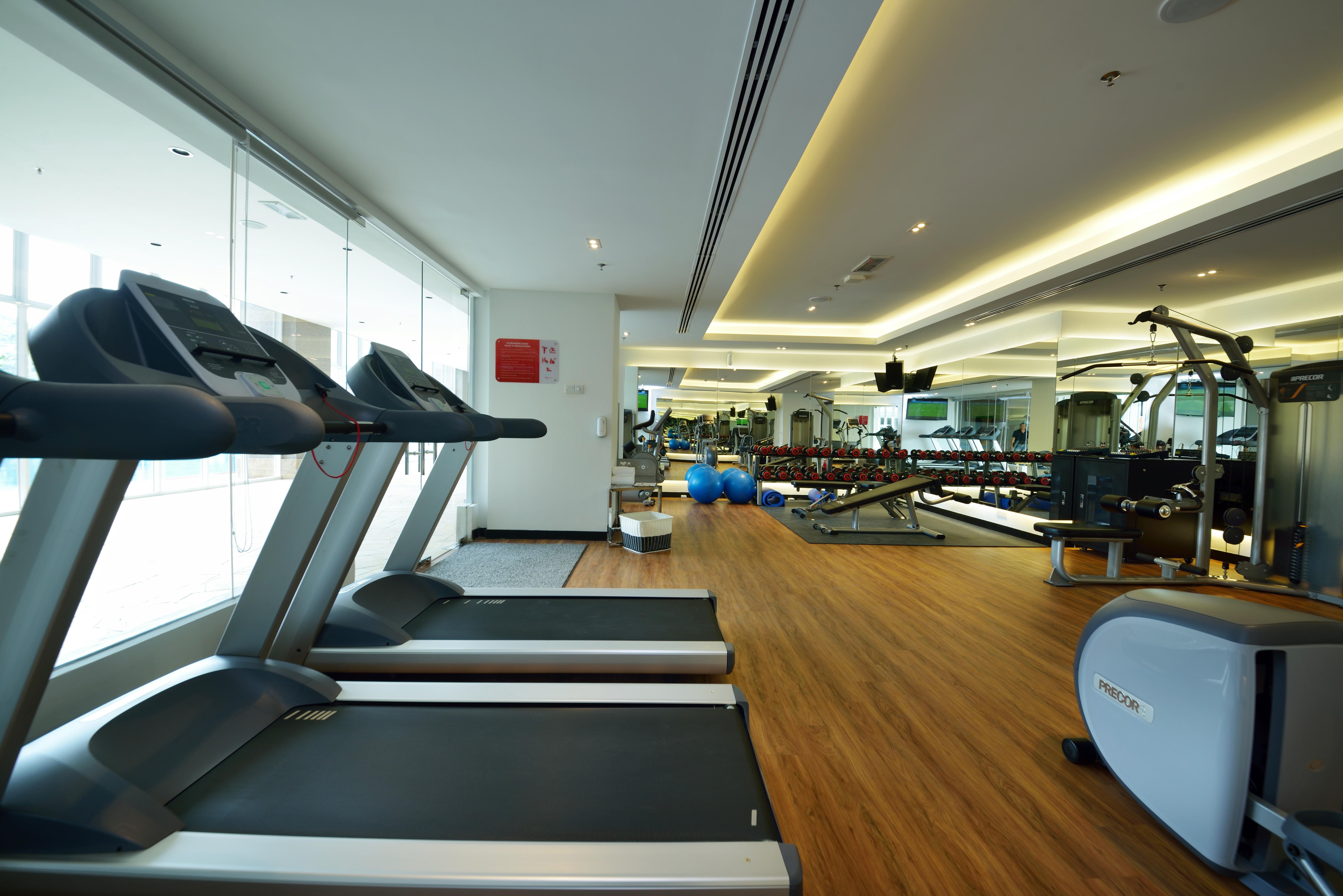 Lexis Suites Penang Bayan Lepas Kültér fotó A gym in a hotel