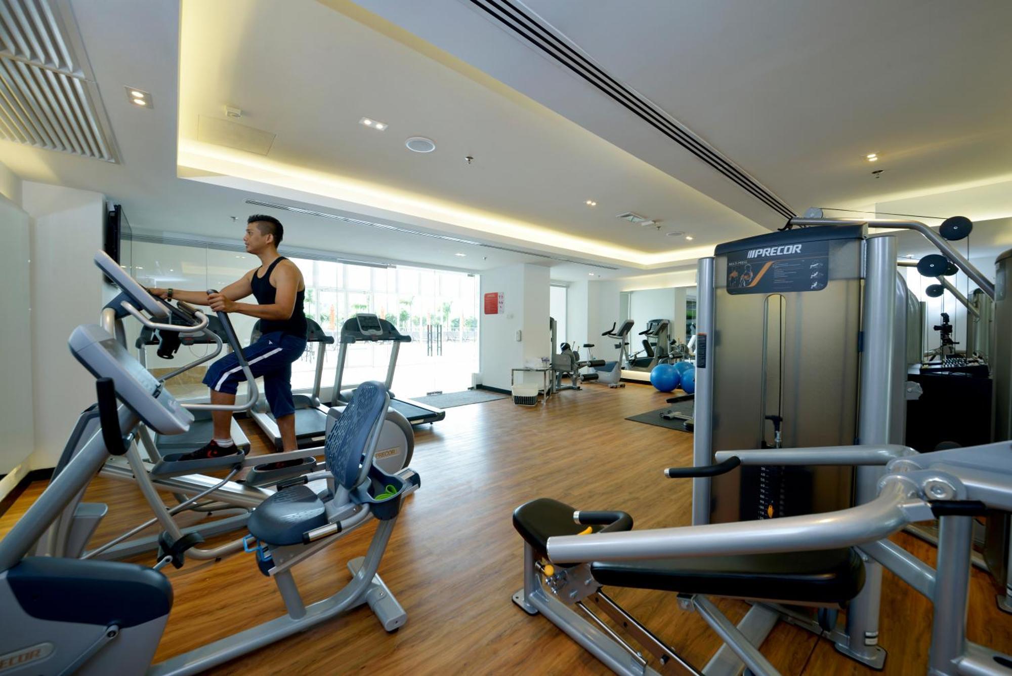 Lexis Suites Penang Bayan Lepas Kültér fotó The gym at the hotel