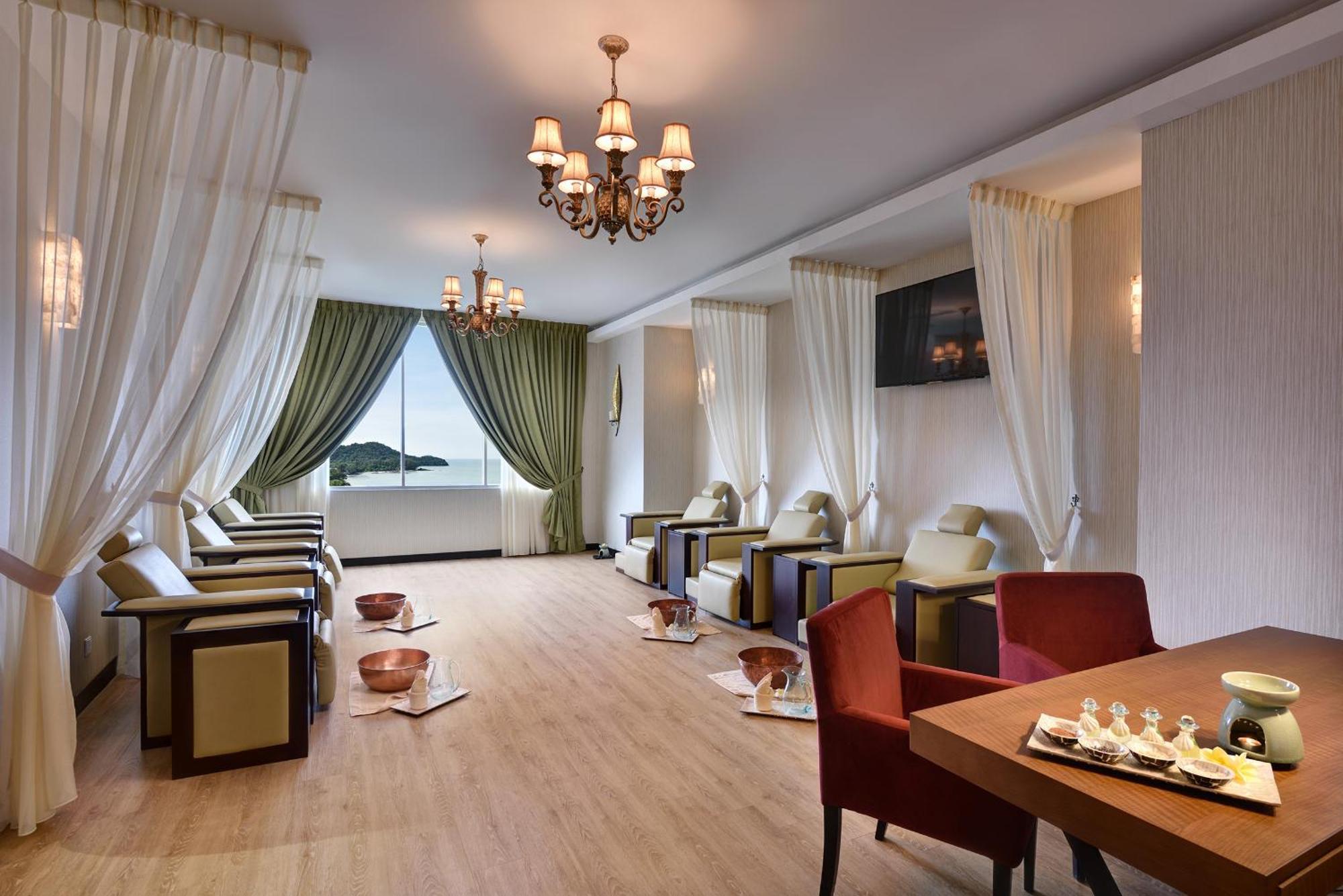 Lexis Suites Penang Bayan Lepas Kültér fotó The interior of the lounge