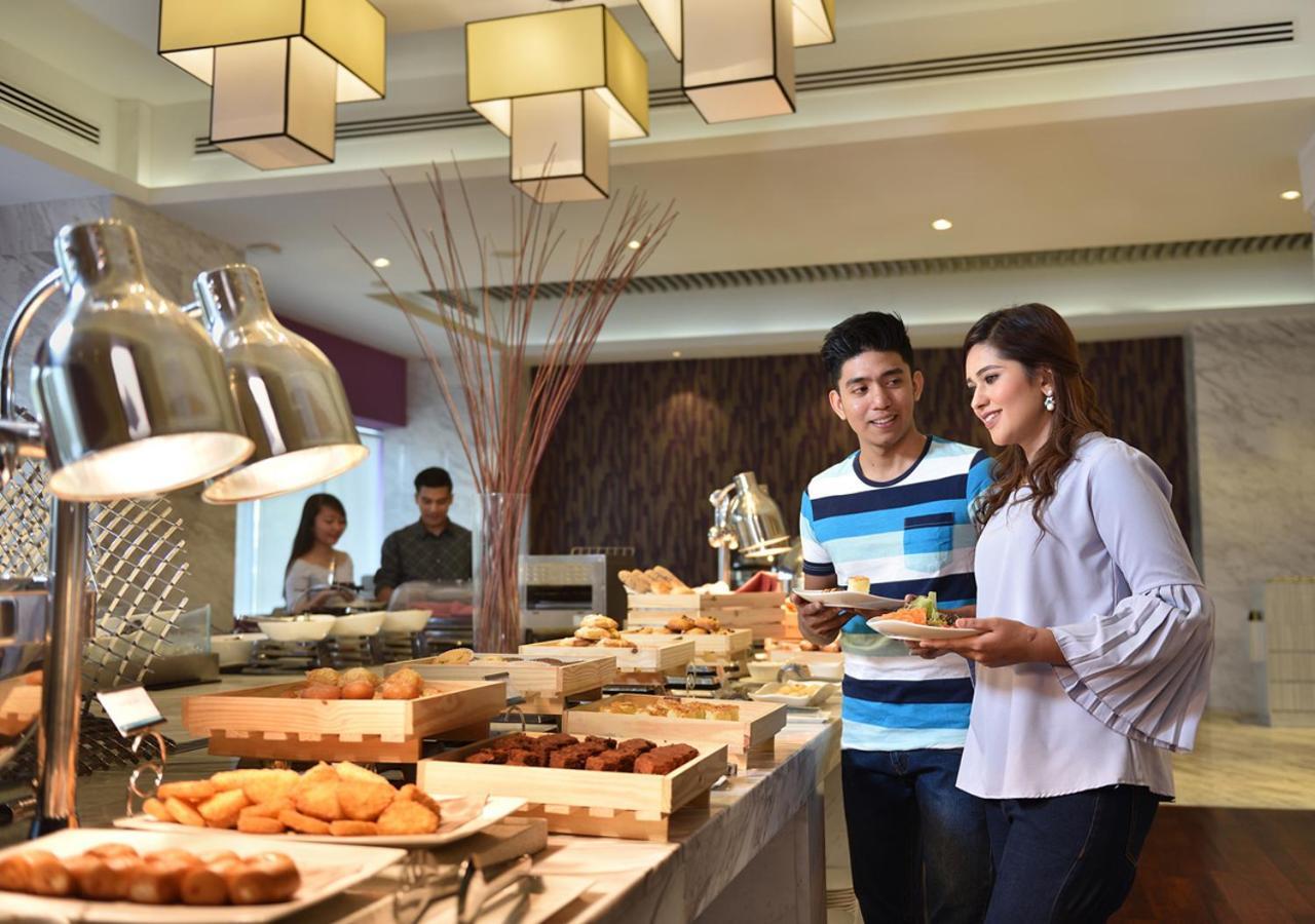 Lexis Suites Penang Bayan Lepas Kültér fotó A buffet at a hotel