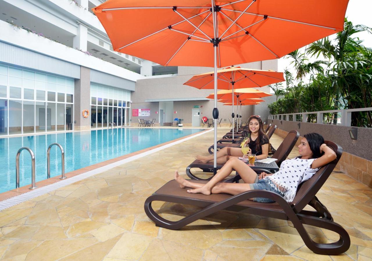 Lexis Suites Penang Bayan Lepas Kültér fotó Poolside at the hotel