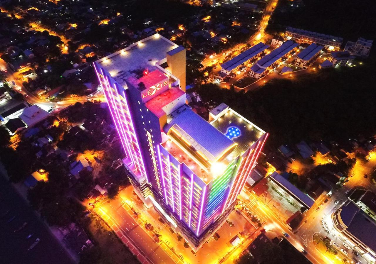 Lexis Suites Penang Bayan Lepas Kültér fotó Aerial view of the hotel at night