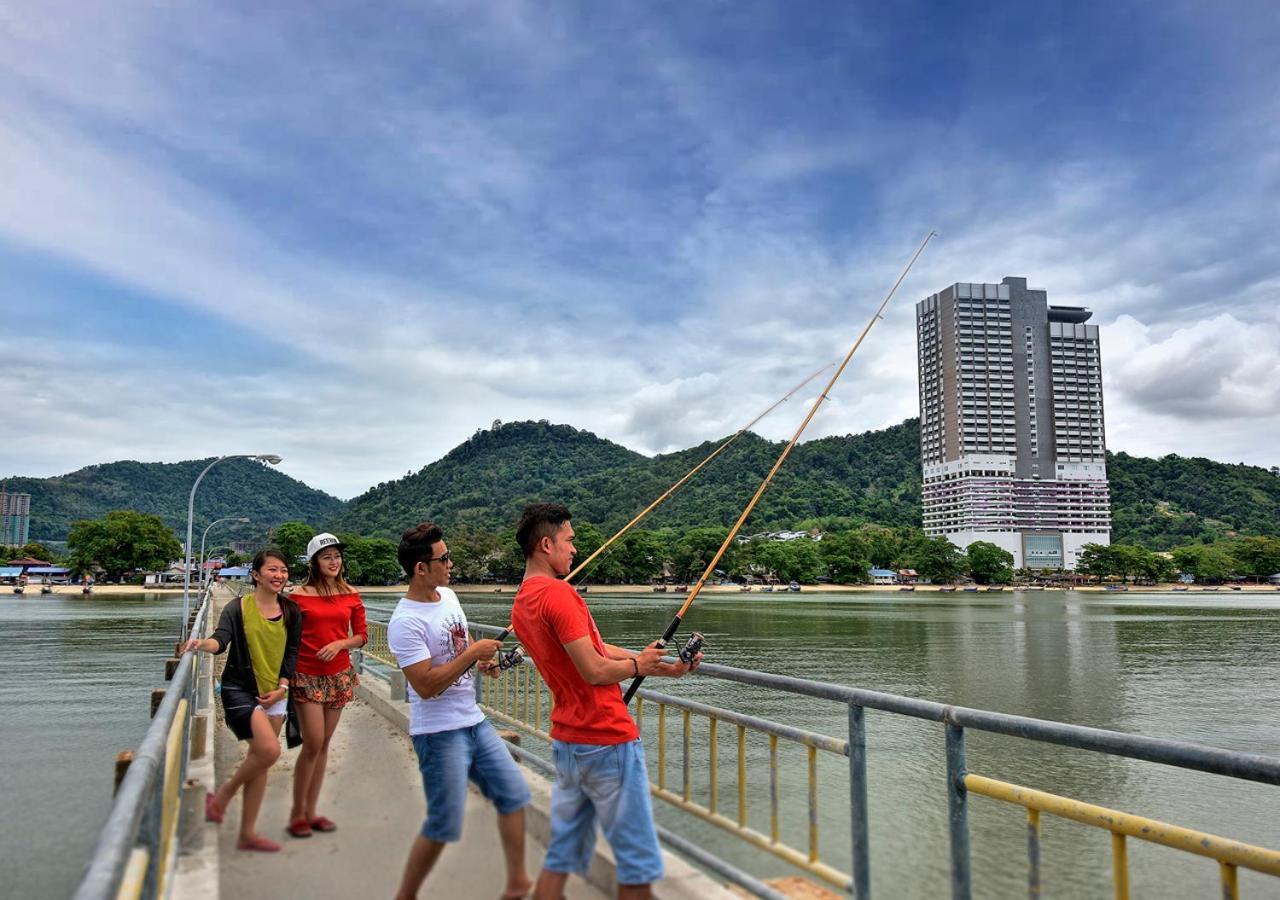 Lexis Suites Penang Bayan Lepas Kültér fotó Anglers at the Marina East Pier